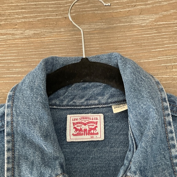 Levi’s oversized denim shirt, size large - Picture 4 of 4
